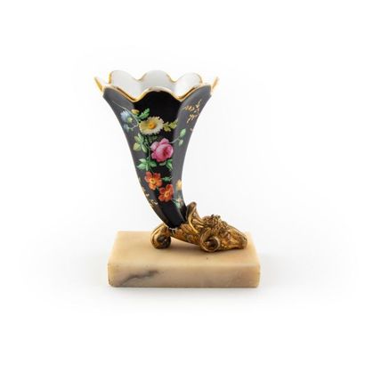 Vase Vase en forme de corne d'abondance en porcelaine à décor de fleurs sur fond...