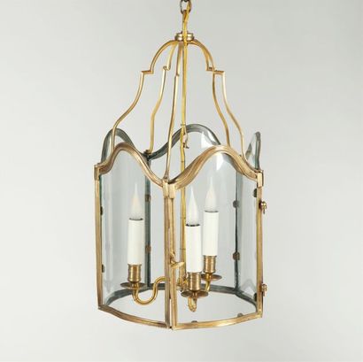 lanterne Lanterne de forme polygonale à structure en bronze doré et parois en verre....