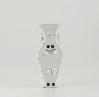 CHINE CHINE
Vase d'applique en porcelaine à décor émaillé polychrome de fleurs et...
