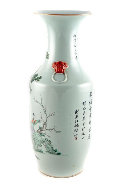 CHINE CHINE
Grande potiche en porcelaine à décor d'un arbre et poème.
H. : 60cm
Fêle...