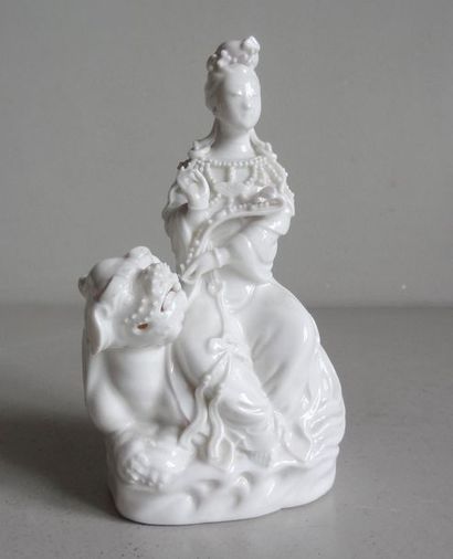CHINE CHINE
Statuette en porcelaine blanc de Chine représentant la déesse Guanyin...