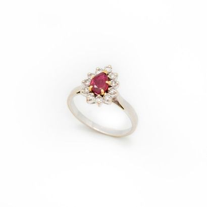 Bague Bague en or gris marguerite ornée d'un rubis entouré de petits diamants
Poids...