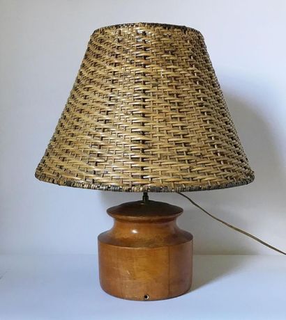 null Lampe à pied en bois tourné surmontée d'un abat-jour en rotin tressé. Circa...