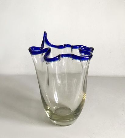 MURANO Vase mouchoir en verre soufflé orné d'une bordure bleue.
H. 28 cm