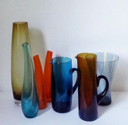null Ensemble de vases et pichets Vintage de forme diverses en verre de couleur.
H....