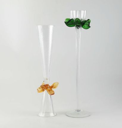 MURANO MURANO (?)
Deux vases en verre soufflé transparent à motif de fleurs en relief...