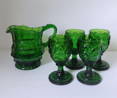 null Verseuse et quatre verres à pied en verre facetté teinté en vert.