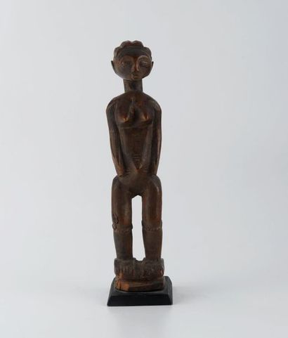 null COTE D'IVOIRE (?)
Statue féminine en bois clair avec jarretières. Soclée
H....