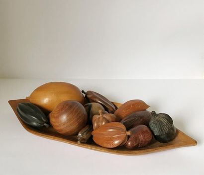 null Ensemble de fruits en bois sculpté sur un plateau
L. 38 cm
