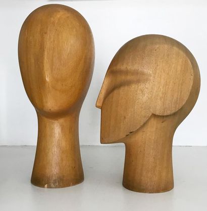 null Deux têtes sculptées en bois ( forme de chapelier ?)
H. 37 et 30 - L. 14 cm...