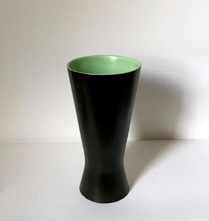 SAINT CLÉMENT Manufacture SAINT CLÉMENT
Grand vase cornet en céramique noire doublé...