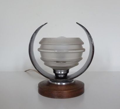 null Amusante petite lampe en bois et métal à reflecteur en verre opalin.
Circa 1960
H....