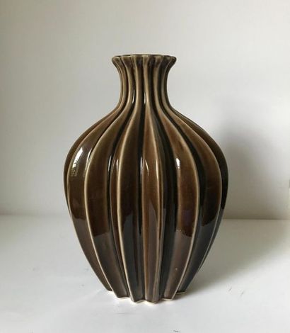 null Vase bouteille à panse cotellée en céramique émaillée marron.
H. 30 cm
