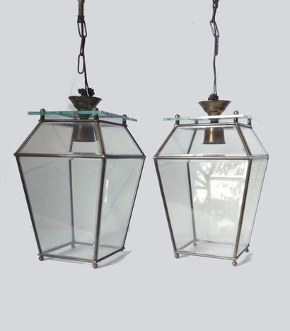 null Paire de lanternes de vestibule de forme carrée à structure en laiton et verre...