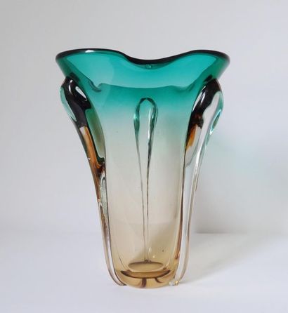 MURANO Grand vase cornet de forme triangulaire à angles moulurés en verre soufflé...
