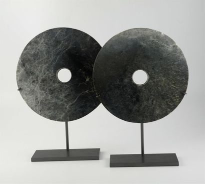 null Deux disques Bi en pierre dure repercée au centre
D. 25 et 26 cm
Socle en métal...