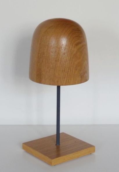 null Forme à chapeau en bois montée sur socle
H. 39 cm