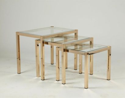 null Trois tables gigognes à structure en laiton et plateau de verre. Circa 1980
H....
