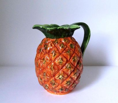 null Grand pichet naturaliste en céramique polychrome en forme d'ananas. 
H. 68 cm
Une...