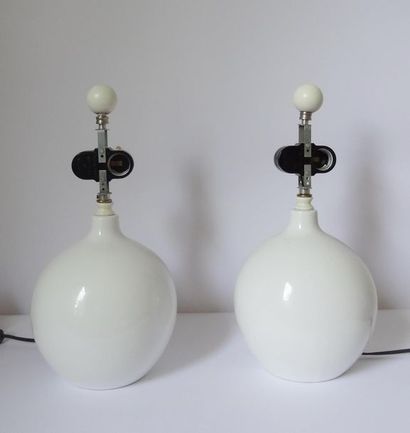 LEVITON LEVITON - USA
Paire de lampes boule en céramique émaillée blanche. Circa...