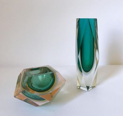 MURANO Vase et vide-poche en verre transparent doublé de couleur taillé en facettes...
