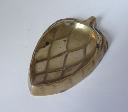 null Vide-poche en bronze en forme de pomme de pin. Circa 1980
L. 17 cm