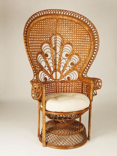 null Fauteuil Emmanuelle en rotin et osier tressés à décor de plumes de paon. Circa...