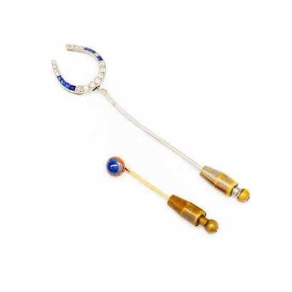 Deux épingles de cravate Two gold tie pins finished with a coloured cabochon for...