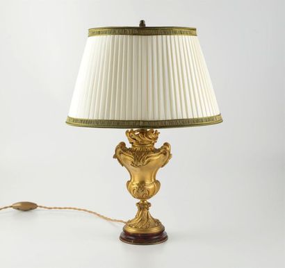 Petite lampe Petite lampe en bronze doré ciselé de motifs Rocaille. Base en marbre
Style...