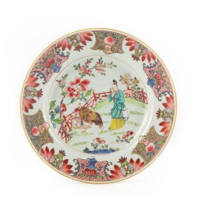 CHINE CHINE
3 assiettes en porcelaine à décor émaillé de scénettes 
XVIIIe
