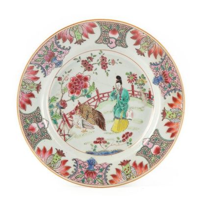 CHINE CHINA
3 porcelain plates with enamelled decoration of 
18th century scenes