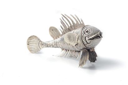 POISSON Articulated silver fish aggressively resting on its fins. The head is hinged
and...