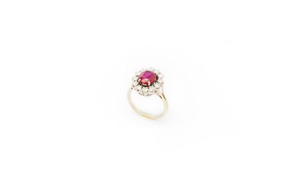 Bague marguerite Effect" daisy ring in white gold set with claws of a red stone surrounded...