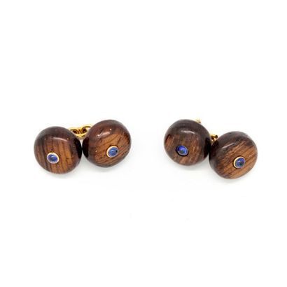 TRIANON TRIANON 
Pair of 18k yellow gold link cufflinks and wooden buttons punctuated...