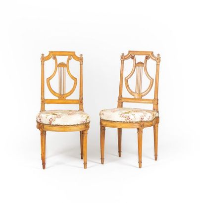 Paire de chaises Pair of natural beech chairs with flat openwork backrest in lyre,...