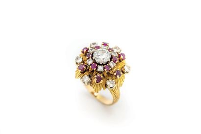 BAGUE BOULE Gold ball ring forming a foliage punctuated with diamonds and rubies
