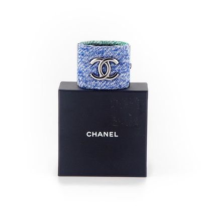 CHANEL CHANEL
Blue and green tweed and 2C intertwined
cuff bracelet In its box