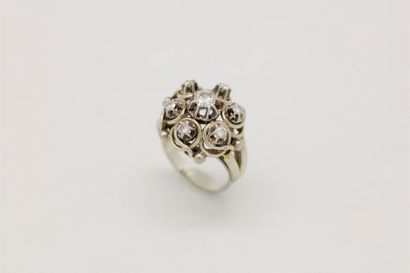 BAGUE BOULE White gold ball ring punctuated with small diamonds
Weight: 8.5 g.