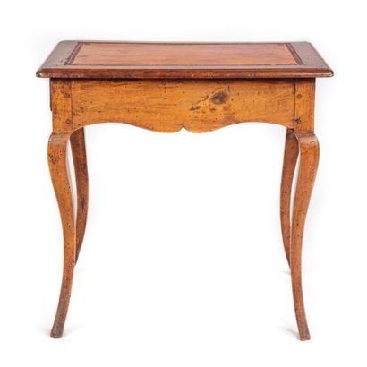Table bureau de dame Table bureau de dame en bois naturel, les pieds cambrés ouvrant...