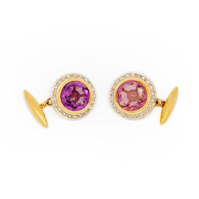PAIRE DE BOUTONS DE MANCHETTE Pair of gold cufflinks decorated with an amethyst surrounded...