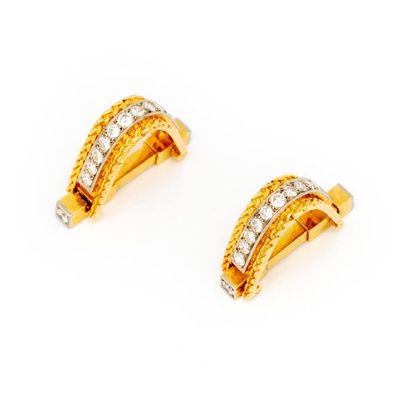 PAIRE DE BOUTONS DE MANCHETTE Pair of gold and diamond cufflinks
Weight: 12.4 g.