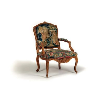 FAUTEUIL Beautiful carved walnut armchair with rounded flat backrest with foliage...