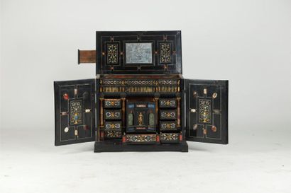 Petit cabinet Small blackened wooden cabinet, inlaid with nets, marbles, semi-precious...