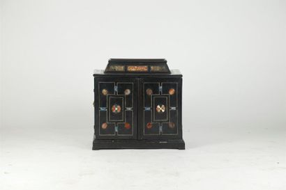 Petit cabinet Petit cabinet en bois noirci, incrustations de filets, marbres, pierres...