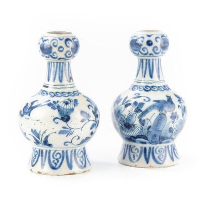 DELFT DELFT 
Paire de pots renflés à dédor en bleu et blanc
XVIIe
H. : 19 cm