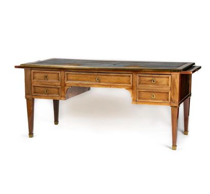 Bureau Plat Flat mahogany moulded desk opening on four drawers, with two sliding...