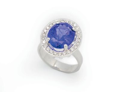 Bague Gold ring adorned with a tanzanite weighing 5.64 carats surrounded by diamonds
Rough...