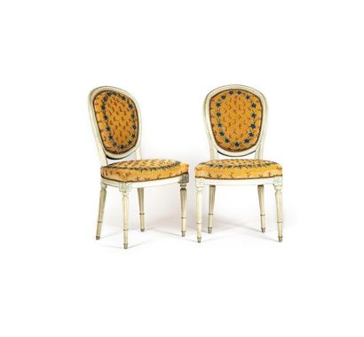 Paire de chaises Pair of repainted and moulded wooden chairs, with a cabriolet medallion...