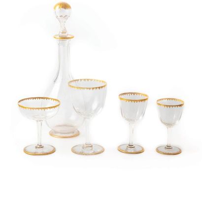 Service de verres Set of crystal glasses bordered by a golden wolf tooth frieze including:...