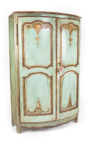Petite armoire Petite armoire en bois laqué vert ouvrant à 2 portes galbées, à décor...